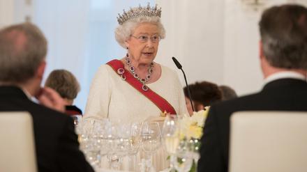 Queen Elizabeth II. during her State Banquet Speech in Berlin.