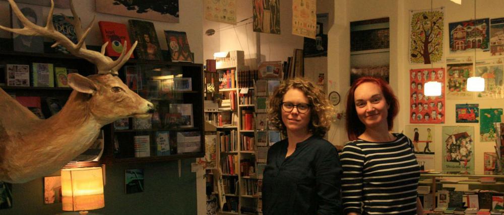 Die "Buchkönigin" Nina Wehner (l) mit ihrer Mitarbeiterin Luise Steidtmann im Buchladen. 