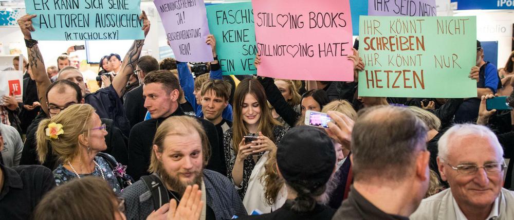 Proteste gegen den Auftritt von Thüringens AfD-Chef Björn Höcke auf der Frankfurter Buchmesse Mitte Oktober. 