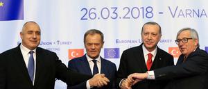 Gruppenbild vom EU-Türkei-Gipfel: Bulgariens Premier Borissov, EU-Ratspräsident Tusk, der türkische Präsident Erdogan und EU-Kommissionschef Juncker.