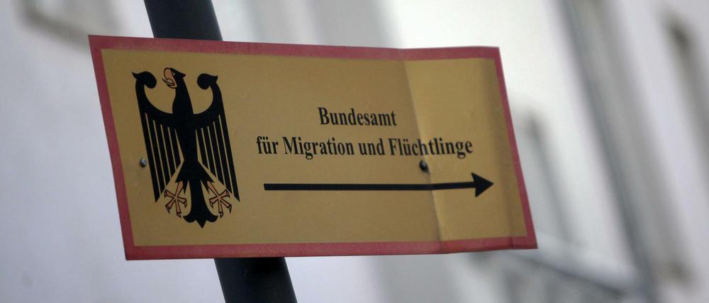Die Hinweis-Schilder des Bundesamts für Migration und Flüchtlinge (BAMF) auf dem Areal der Einrichtung in Trier (Rheinland-Pfalz).