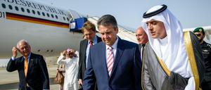 Außenminister Sigmar Gabriel (SPD, l) bei seiner Ankunft in Saudi-Arabien am Montag mit dem saudischen Amtskollegen Abdel bin Ahmed Al-Jubeir. 