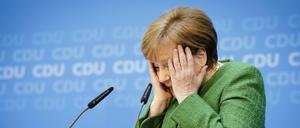 Angela Merkel auf einer Pressekonferenz im Jahr 2018, nachdem sie Annegret Kramp-Karrenbauer als künftige CDU-Generalsekretärin vorgeschlagen hatte.