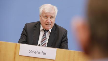 Bundesinnenminister Horst Seehofer droht Griechenland.