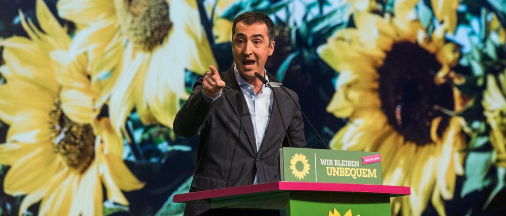 Parteichef Özdemir wirft die Frage auf, ob auch seine Partei einen anderen Umgang mit den Menschen brauche, die sich rechtspopulistischen Bewegungen zugewandt haben.