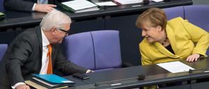 Bundeskanzlerin Angela Merkel und Außenminister Frank-Walter Steinmeier plaudern.