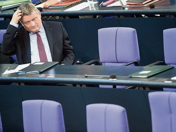 Bundesgesundheitsminister Hermann Gröhe (CDU) sitzt am 11.06.2015 in Berlin während der Sitzung des Bundestages an seinem Platz. 