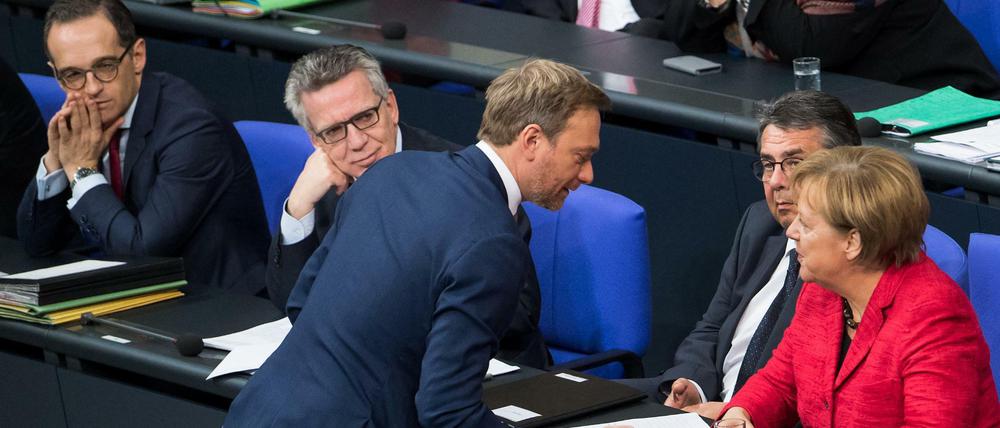 FDP-Chef Christian Lindner mit Bundeskanzlerin Angela Merkel im Bundestag. 