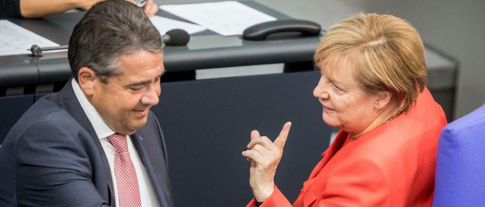 Smalltalk während der Sitzung: Bundeskanzlerin Angela Merkel (CDU) im Gespräch mit Vizekanzler Sigmar Gabriel nach dessen Rede. 