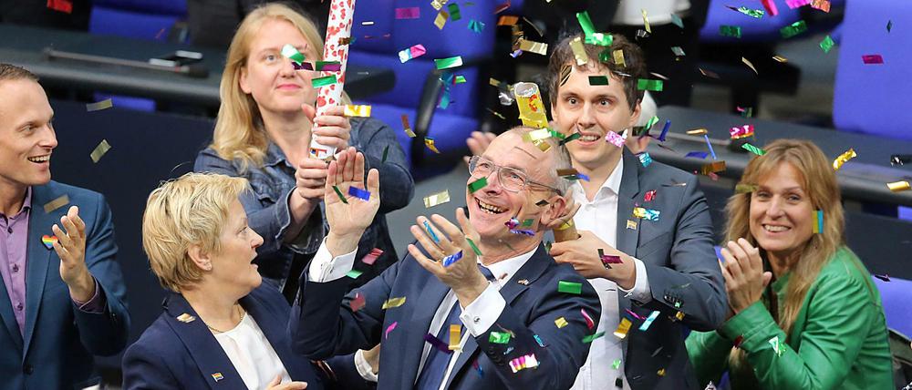 Mit Konfetti bejubeln die Grünen im Bundestag das Lebenswerk von Volker Beck.