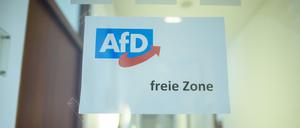 Ein bedruckter Zettel „AfD freie Zone“ an einer Glastür im Bundestag 