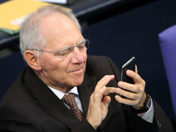 Nutzt natürlich auch sein Mobiltelefon: der neue Bundestagspräsident und frühere Finanzminister Wolfgang Schäuble (CDU), 2015 während einer Debatte im Bundestag.
