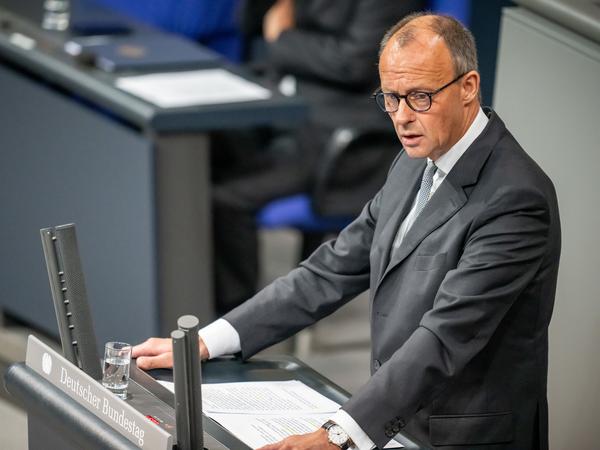 Friedrich Merz, CDU Bundesvorsitzender und Fraktionsvorsitzender der CDU/CSU-Fraktion, spricht in der Aussprache in der Plenarsitzung im Deutschen Bundestag zur Lage in Israel.