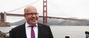 Peter Altmaier (CDU), Bundeswirtschaftsminister, steht vor der Golden Gate Bridge. 