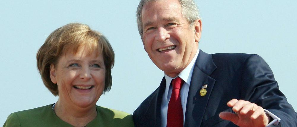 So etwas kommt ja in Deutschland nicht so gut an - Angela Merkel mit George W. Bush.
