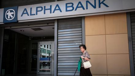 Eine geschlossene Bank in Athen