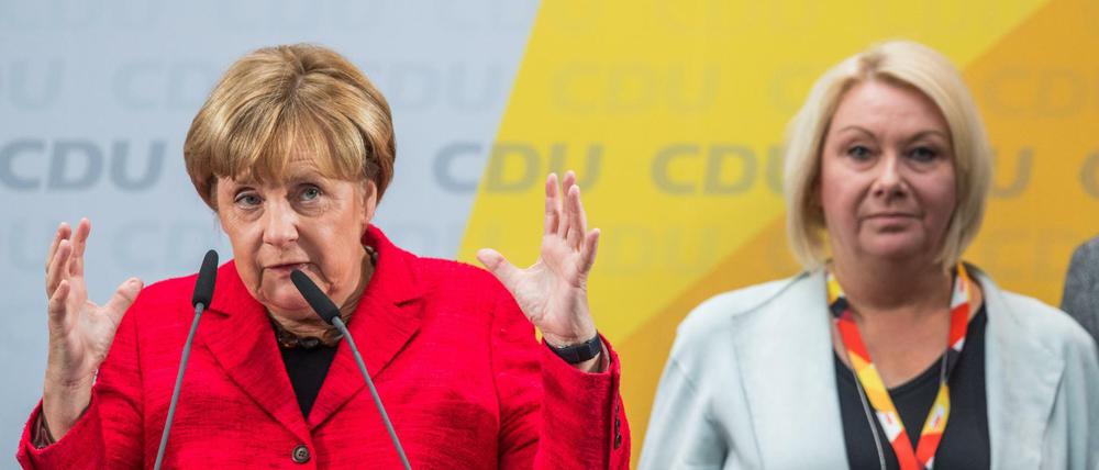CDU-Politikerinnen Angela Merkel (links), Karin Strenz im Bundestagswahlkampf. 