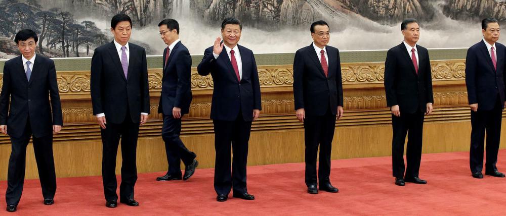 Hier winkt der Chef noch selber: Xi Jinping bei der Vorstellung des neuen Ständigen Ausschusses des Politbüros. 
