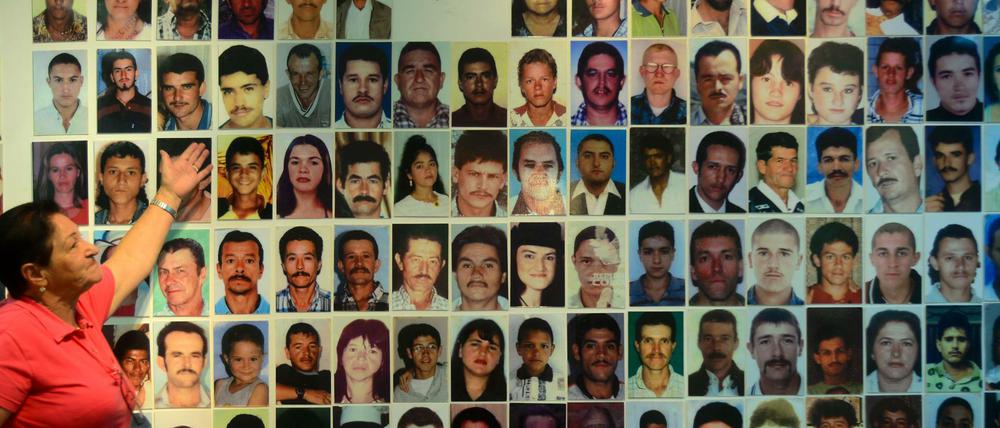 Fotos von Opfern eines Angriffs der Farc-Rebellen im Jahr 2000 werden in einer Erinnerungsstätte gezeigt.
