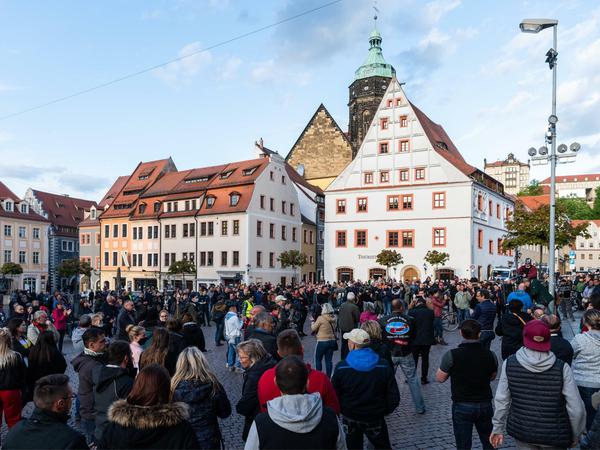 Erneut ist der Marktplatz voll: Gegner der Coronamaßnahmen demonstrieren am Mittwochabend in Pirna. 