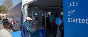 In Johannesburg betreten Menschen ein Impfzentrum, um sich gegen das Coronavirus impfen zu lassen. 