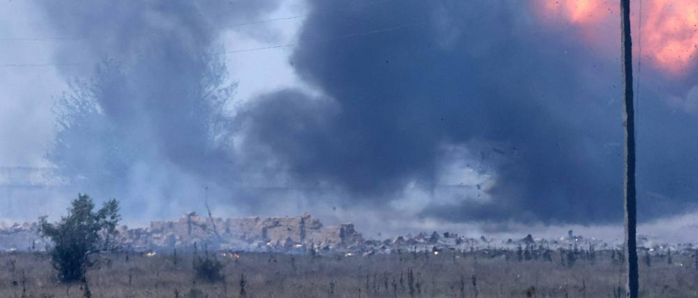 Rauch steigt über dem russischen Stützpunkt in der Nähe des Dorfes Maiskoje auf.