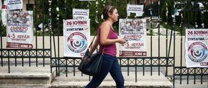 Krise ist überall. Diese Studentin läuft in Athen an Agitationsplakaten vorbei.