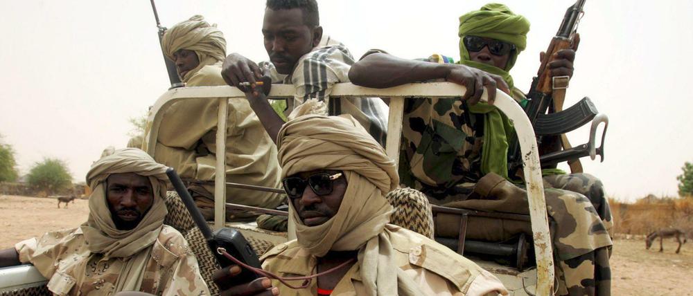 Sudanesische Rebellen patrouillieren im Süden Darfurs im Jahre 2005.