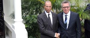 Bundesinnenminister Thomas de Maizière (CDU, r) trifft in Rabat den marokkanischen Innenminister Mohamed Hassad. 