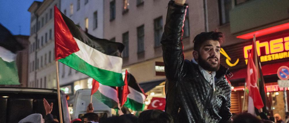 Demonstranten in den Straßen Berlins nach Donald Trumps Entscheid, die US-Botschaft nach Jerusalem zu verlegen.