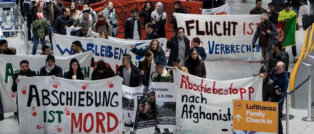 Demonstration im Terminal 1 des Flughafens in Frankfurt/Main gegen einen Abschiebeflug nach Afghanistan am 6.12.2017