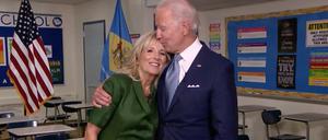 Jill und Joe Biden nach ihrer Ansprache in einem Klassenzimmer ihrer Schule in Wilmington/Delaware .