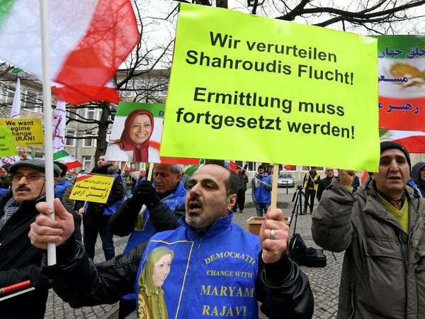 Ein Demonstrant protestiert gegen die Ausreise des iranischen Todesrichters Schahrudi aus Deutschland. 