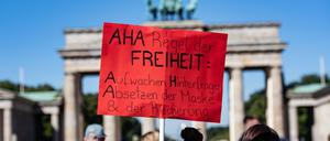 Ohne Maske, ohne Mindestabstand: Die Anti-Coronamaßnahmen-Demonstration am Samstag in Berlin hat die Politik aufgeschreckt. 