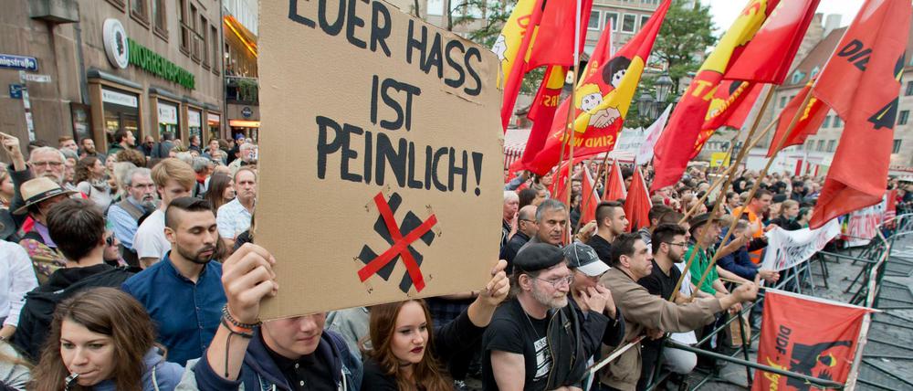 "Euer Hass ist peinlich!" ist auf einem Plakat während einer Demonstration gegen einen Neonazi-Aufmarsch am 16. September in Nürnberg zu lesen.