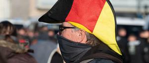 Mit einem selbst gefertigten Napoleon-Hut: Ein "Querdenker" bei einer Demonstration in Leipzig