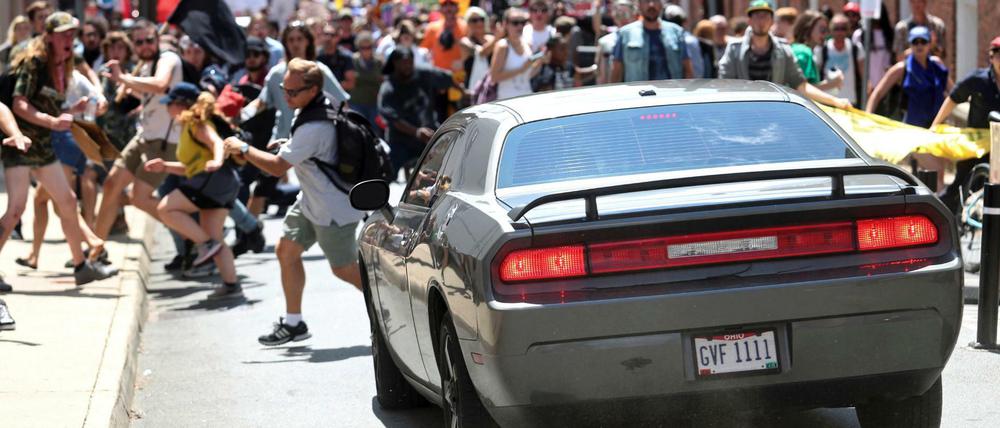 Ein Auto fährt in Charlottesville am Rande einer Kundgebung von Rechtsextremisten in eine Gruppe von Gegendemonstranten. 