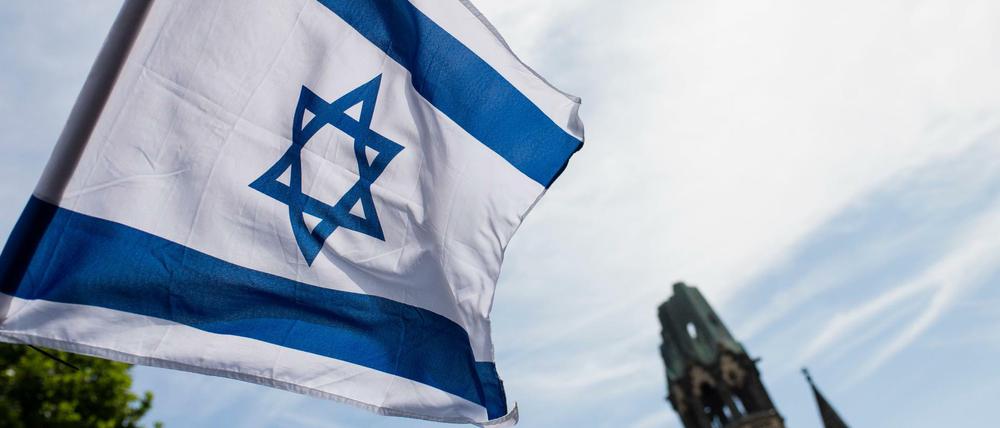 Israel-Fahne beim Protest gegen den Al-Kuds-Marsch in Berlin - bei dem jedes Jahr zur Eroberung Israels aufgerufen wird.