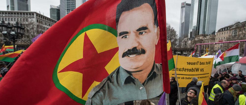 Kurdische Demonstranten führten auch Fahnen des inhaftierten PKK-Führers Abdullah Öcalan mit, was eigentlich verboten ist. 