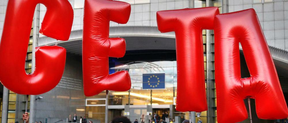 Demonstranten protestieren beim EU-Gipfel in Brüssel gegen Ceta.