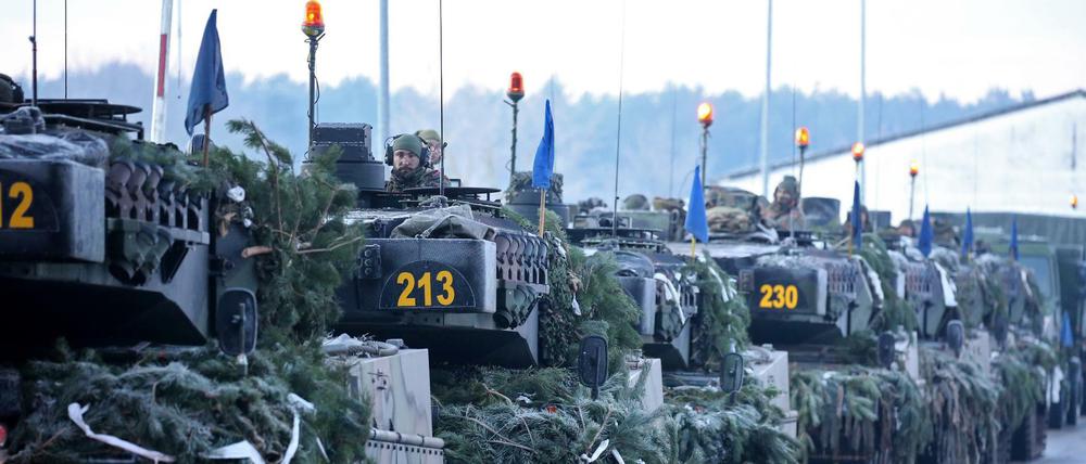 In der Greifen-Kaserne in Torgelow fährt ein Kolonne mit Leopard-Panzern zu einer deutsch-niederländischen Militärübung.
