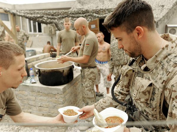 Bundeswehrsoldaten holen sich ihr Mittagessen im Polizeihauptquartier im Distrikt Char Darrah, nahe Kundus, Afghanistan - für Moslems muss es "halal" sein. Müsste - denn es ist nicht immer möglich ohne einen gewissen Pragmatismus.