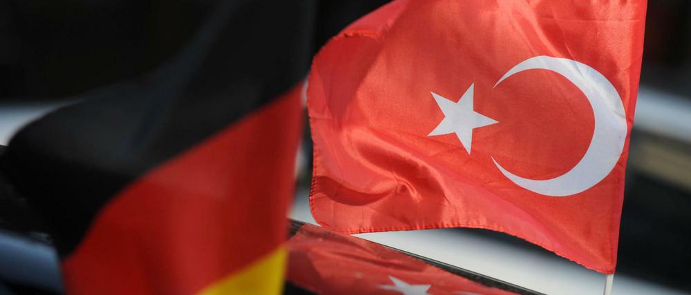 Eine deutsche und eine türkische Fahne.