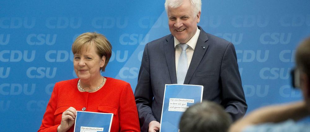 Die Parteichefs Horst Seehofer und Angela Merkel nach der gemeinsamen Vorstandssitzung von CDU und CSU zur Verabschiedung des Regierungsprogramms. 