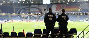 Das Länderspiel Deutschland gegen Holland wurde wegen einer Anschlagswarnung kurzfristig abgesagt, das bereits geöffnete Stadion wurde geräumt.