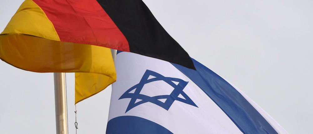 Die Fahnen von Deutschland und Israel wehen 2015 in Berlin am Pariser Platz. 