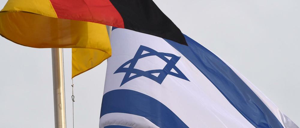 Die Fahnen von Deutschland und Israel wehen im Mai 2016 in Berlin am Pariser Platz im Wind. 
