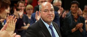 Der Fraktionsvorsitzende der Linken Gregor Gysi (M) nimmt am 07.06.2015 in Bielefeld (Nordrhein-Westfalen) auf dem Parteitag nach seiner Rede den Applaus der Delegierten, entgegen. 