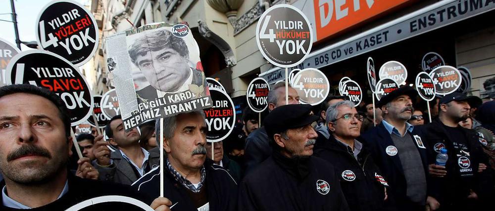 Demonstranten in Istanbul erinnern an den mittlerweile vier Jahre zurückliegenden Mord an Hrant Dink, der bis heute nicht aufgeklärt ist.
