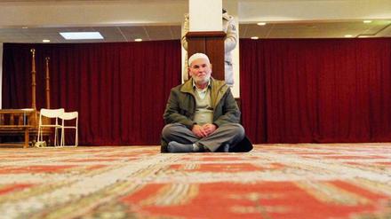 Ein Mitglied der Türkischen Gemeinde in einer Moschee.
